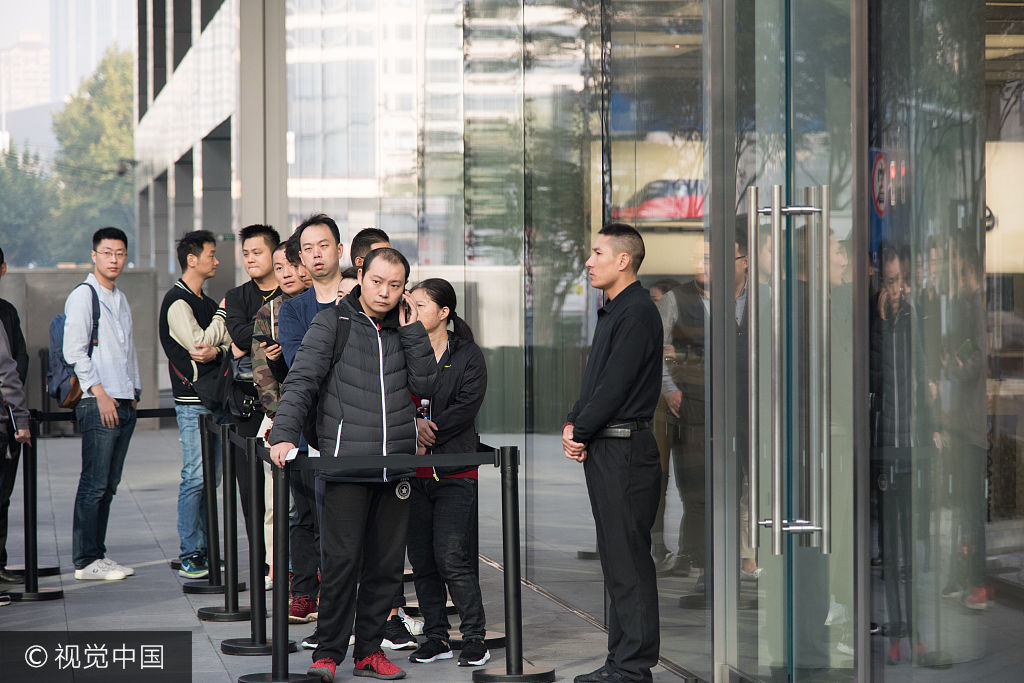 苹果零售店排队新闻上海人排队出国话题走热