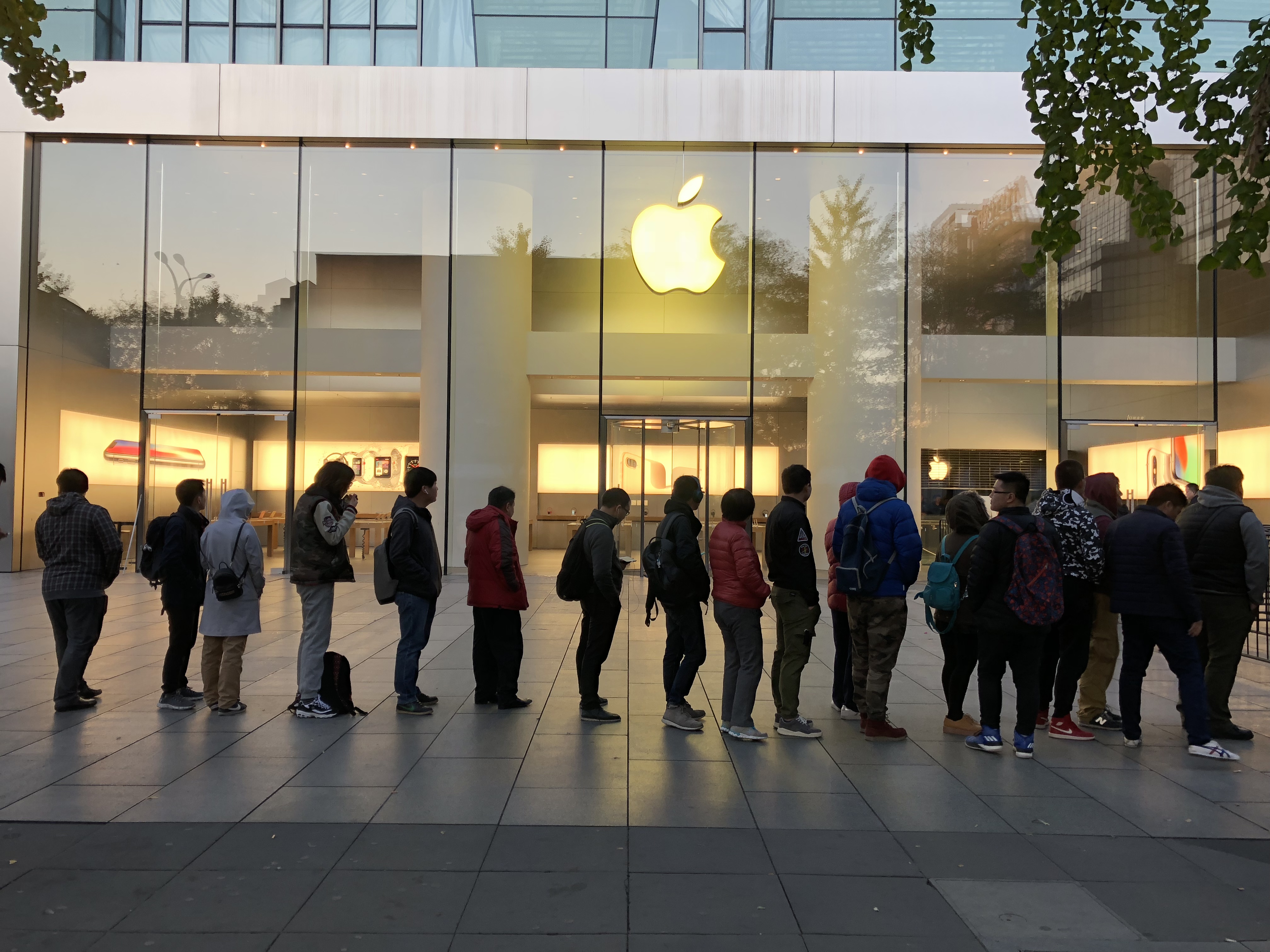 苹果零售店排队新闻上海人排队出国话题走热-第2张图片-太平洋在线下载