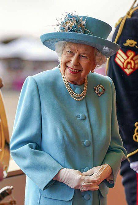 王国2位君主有苹果版吗:盘点英国女王的圈中密友，没政治人物，侍女众多，能感到君主亲民